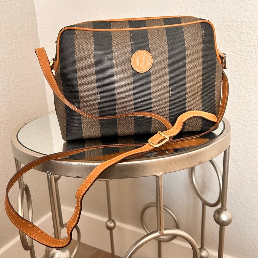 SOLD SOLD SOLD❣️Vintage Fendi handbag NEEDS REPAIR‼️‼️